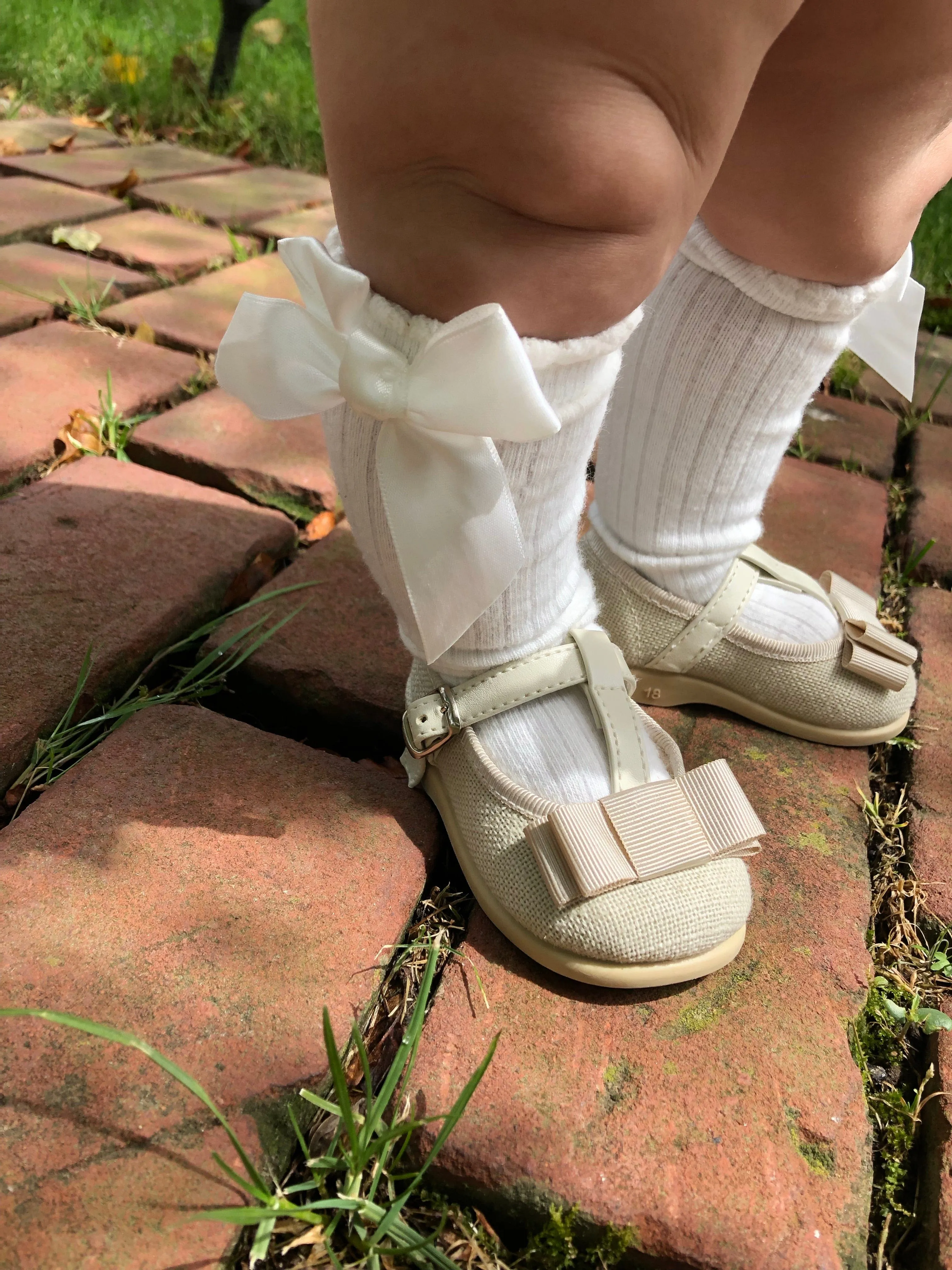 Ribbed Knee High Socks With Bows